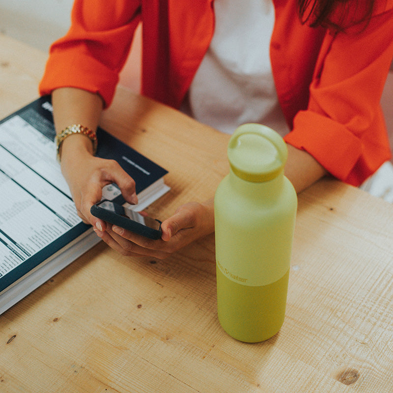20oz-rise-classic-with-arch-loop-cap-l9 20oz_rise_classic_insulated_bottle_acacia_worker_phone_square.jpg