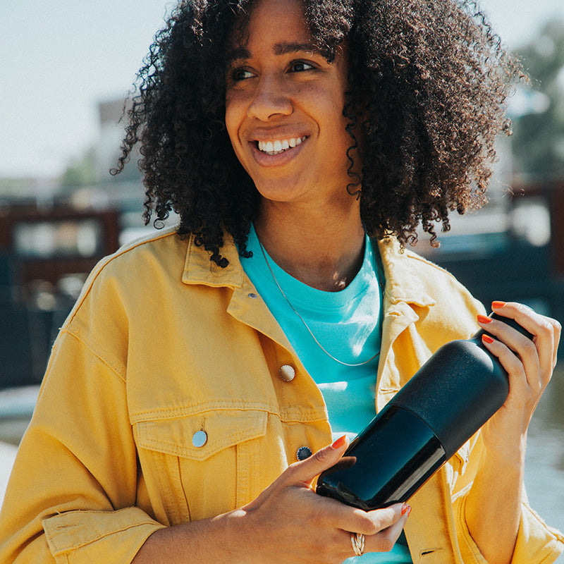 20oz-rise-classic-with-arch-loop-cap-l9 20oz_rise_classic_insulated_bottle_black_woman_smile_square.jpg