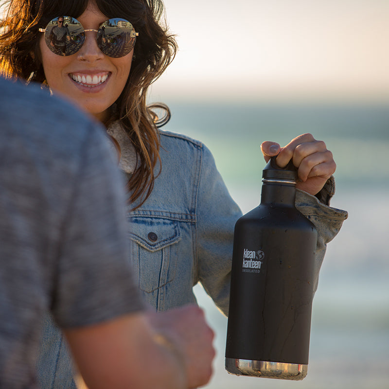 64oz-classic-with-loop-cap-x1 64oz_insulated_classic_black_beach_girl_hand_square.jpg