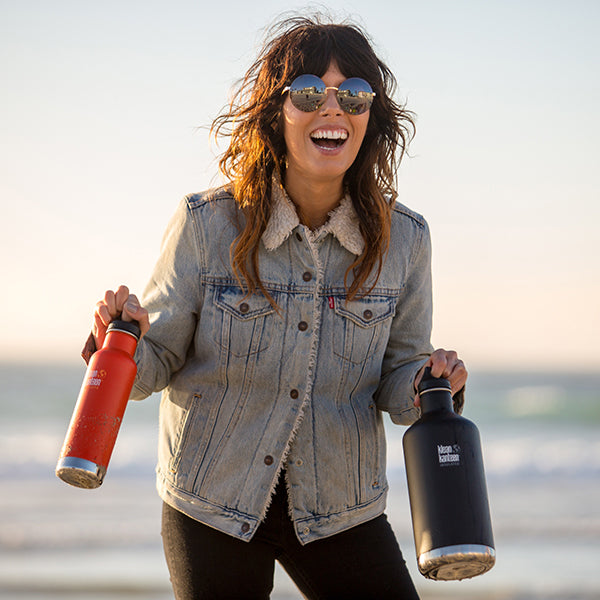 64oz-classic-with-loop-cap-x1 64oz_insulated_classic_black_beach_smile_square.jpg