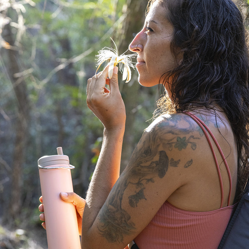 20oz-tkwide-with-twist-cap-p0 tkwide_20oz_insulated_bottle_twist_woman_flower_costarica_square.jpg